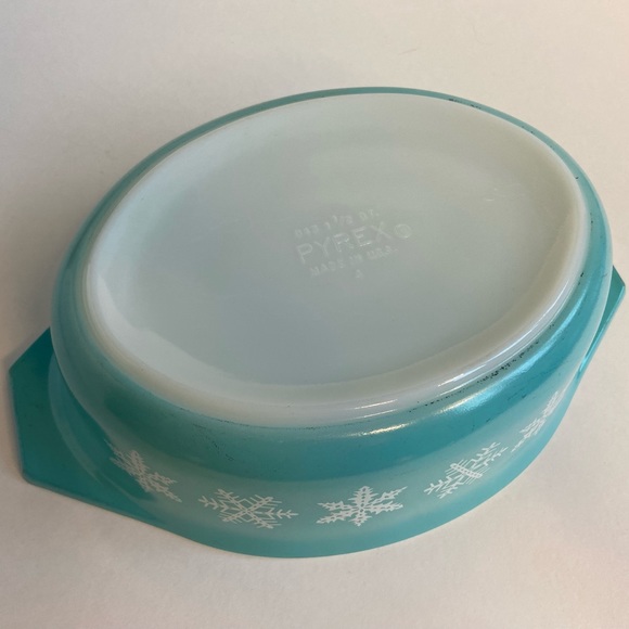 Vintage Pyrex Turquoise Snowflake 1 1/2 Quart Casserole Dish with Original Lid - Picture 5 of 11